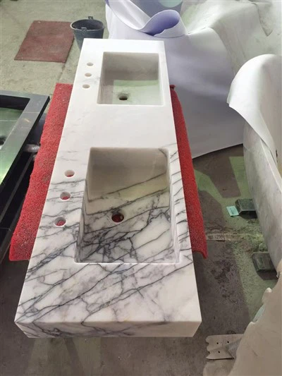 Интегрисано купатило са дуплим умиваоником од мермера